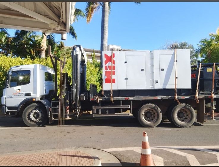Operação de caminhão munck Ímpar Locações 06